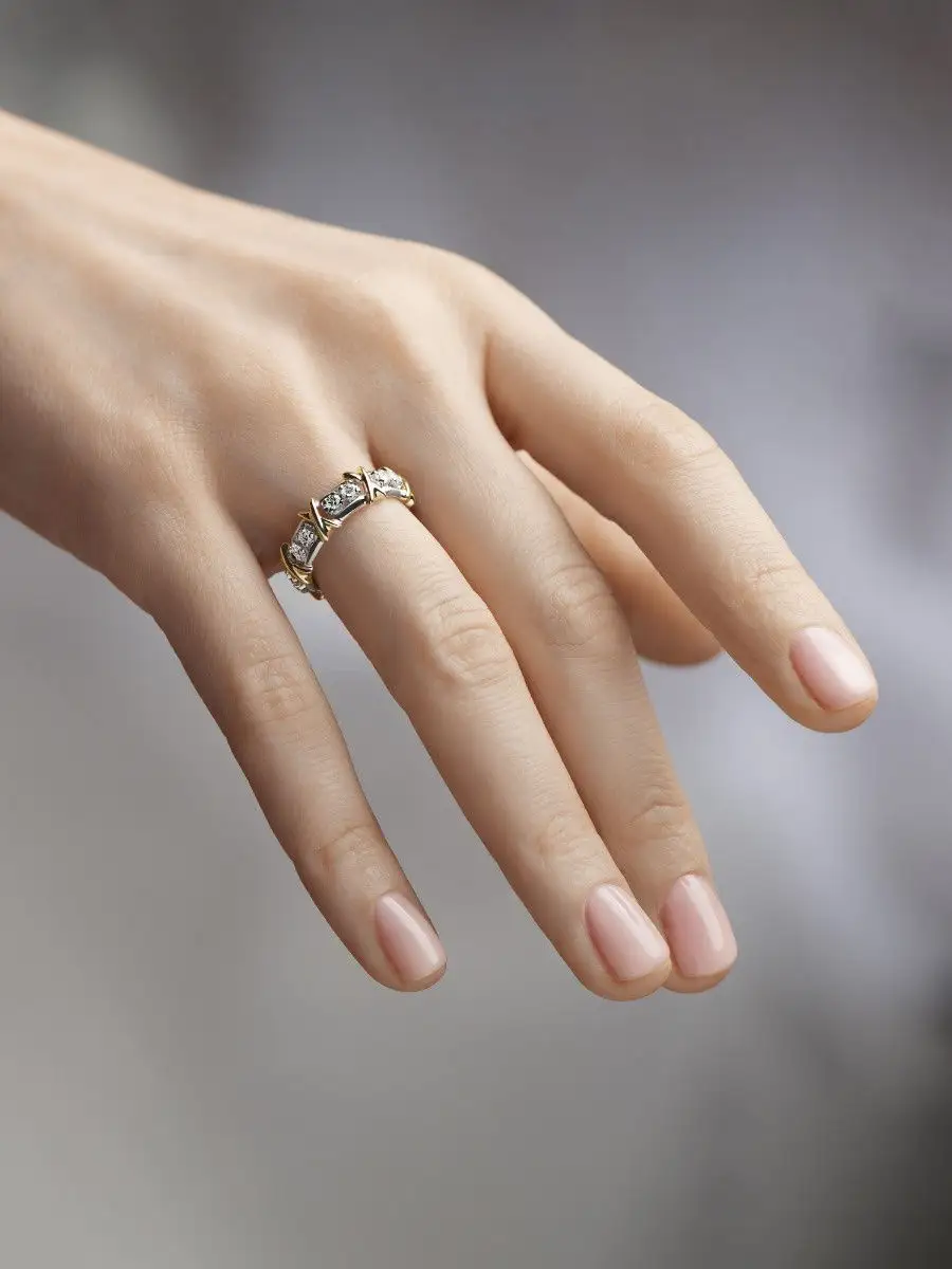 Кольцо Тиффани с бриллиантом на руке