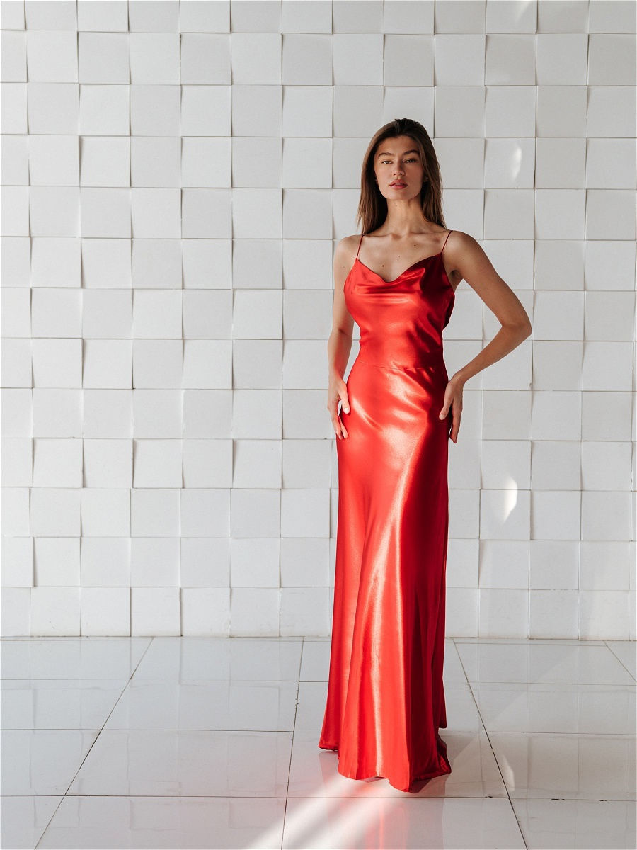 Красное шелковое платье в пол