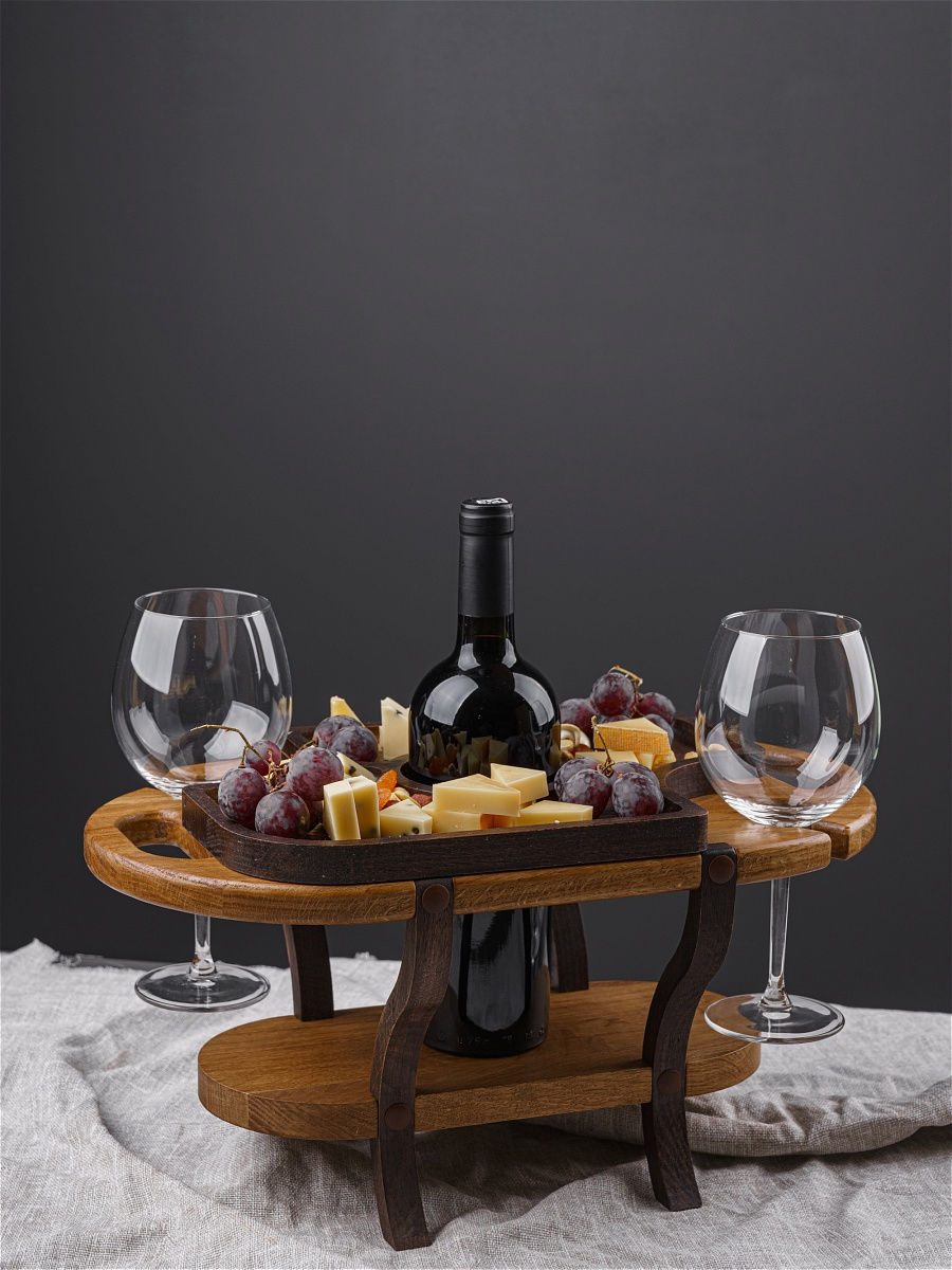 Деревянный стол под вино