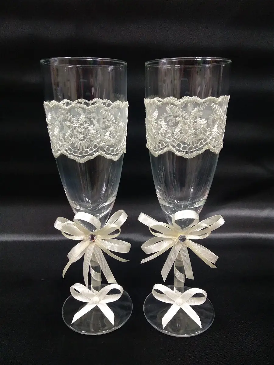 Стильное украшение свадебных бокалов и выбор декора
