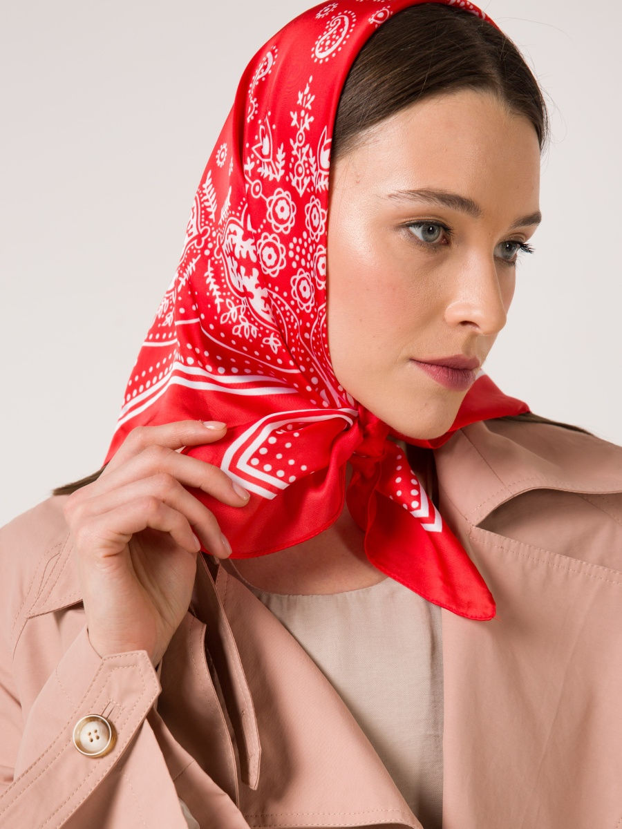 Красный платок на голове