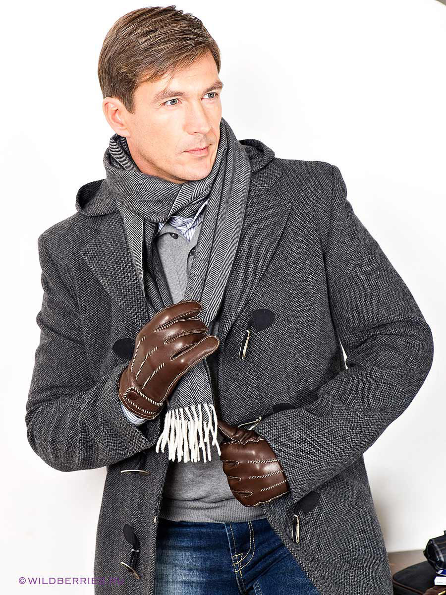Мужчина в пальто с шарфом