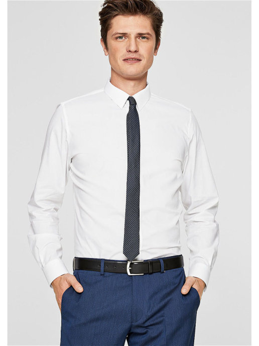 Белая рубашка с синим галстуком