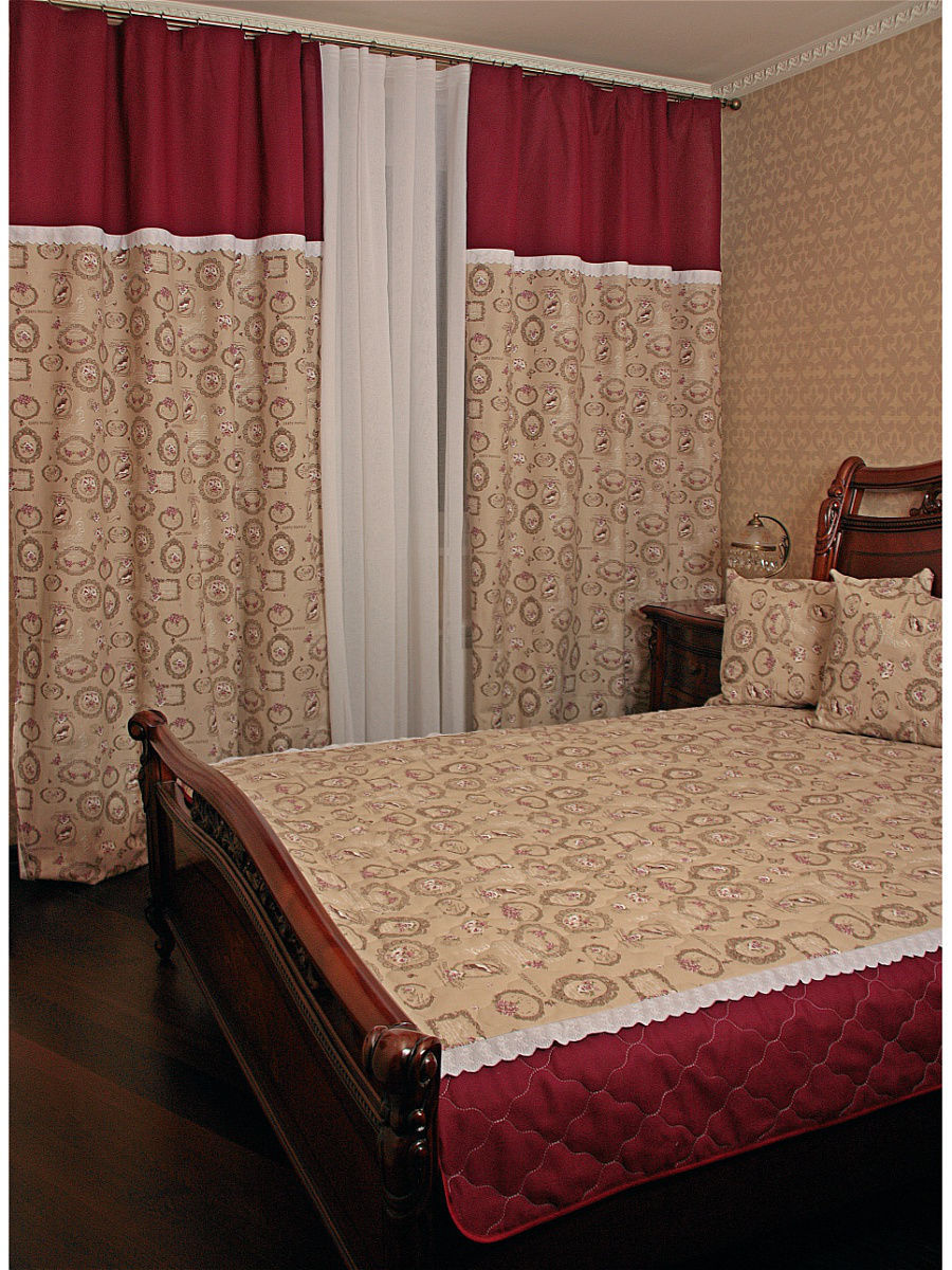 Спальня с бордовыми шторами и покрывалом