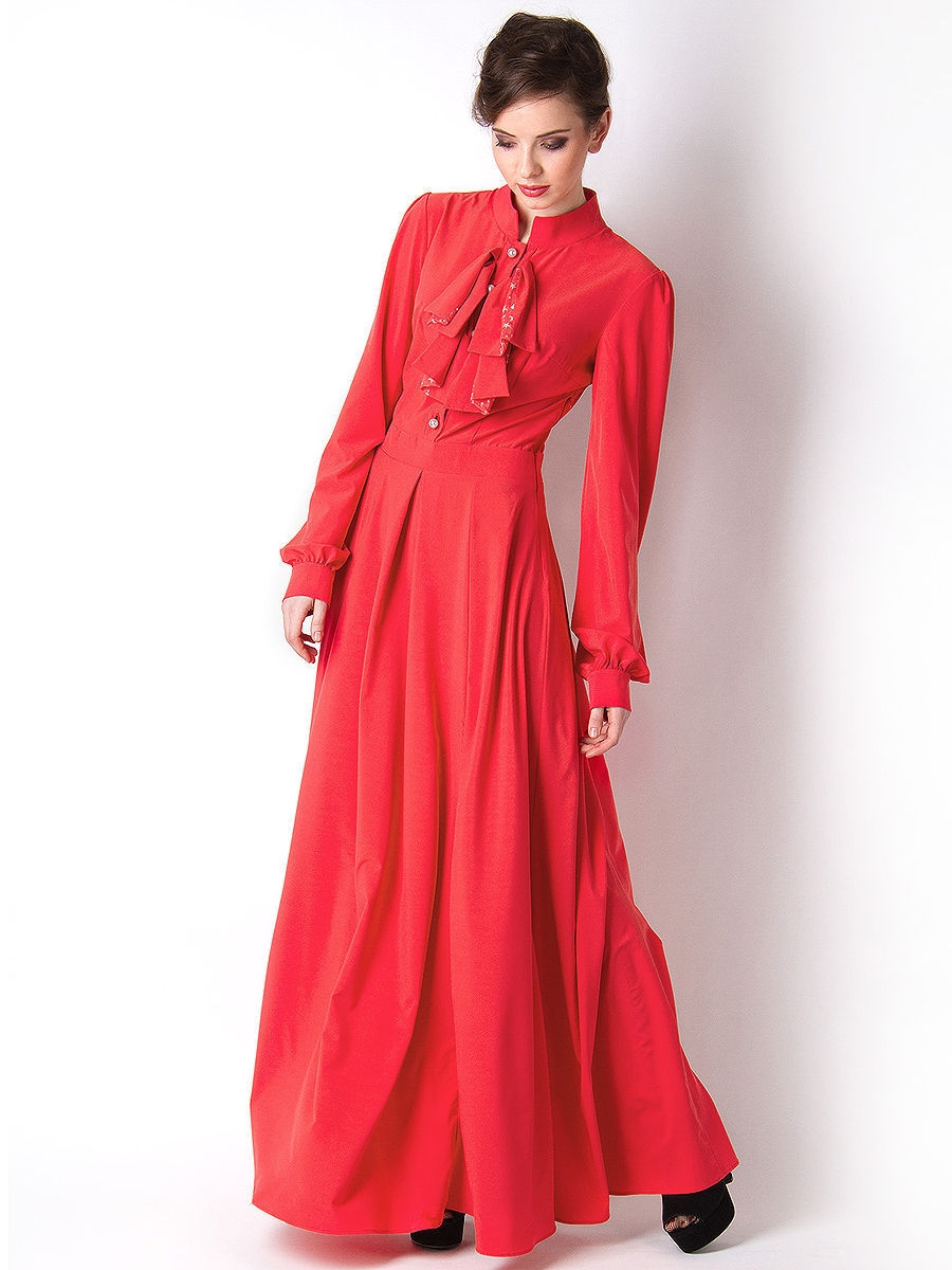 Красное платье с рукавами в пол
