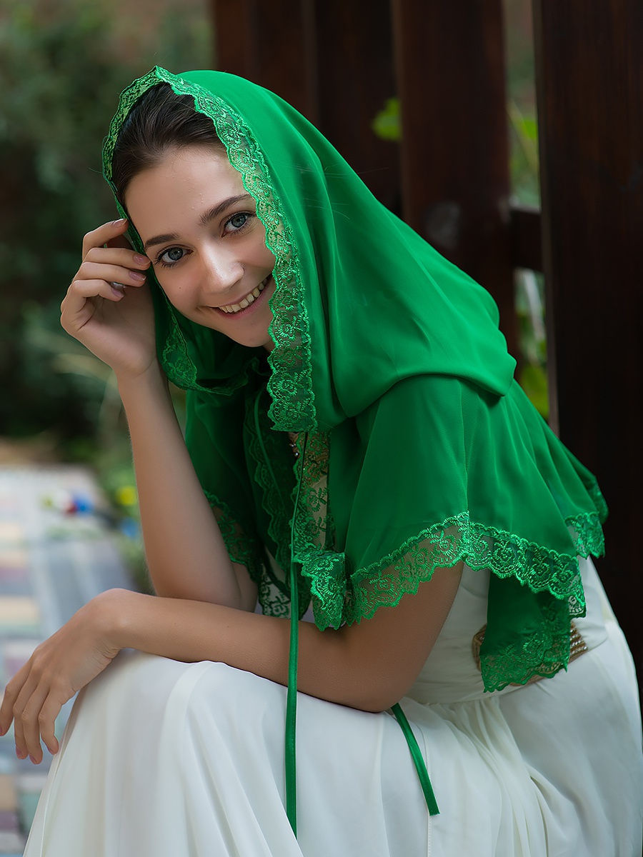 Траурный платок на голову. Женщина в зеленом платке. Платок в храм зеленый. Платок на голову для церкви. Зелёный платок на голову.