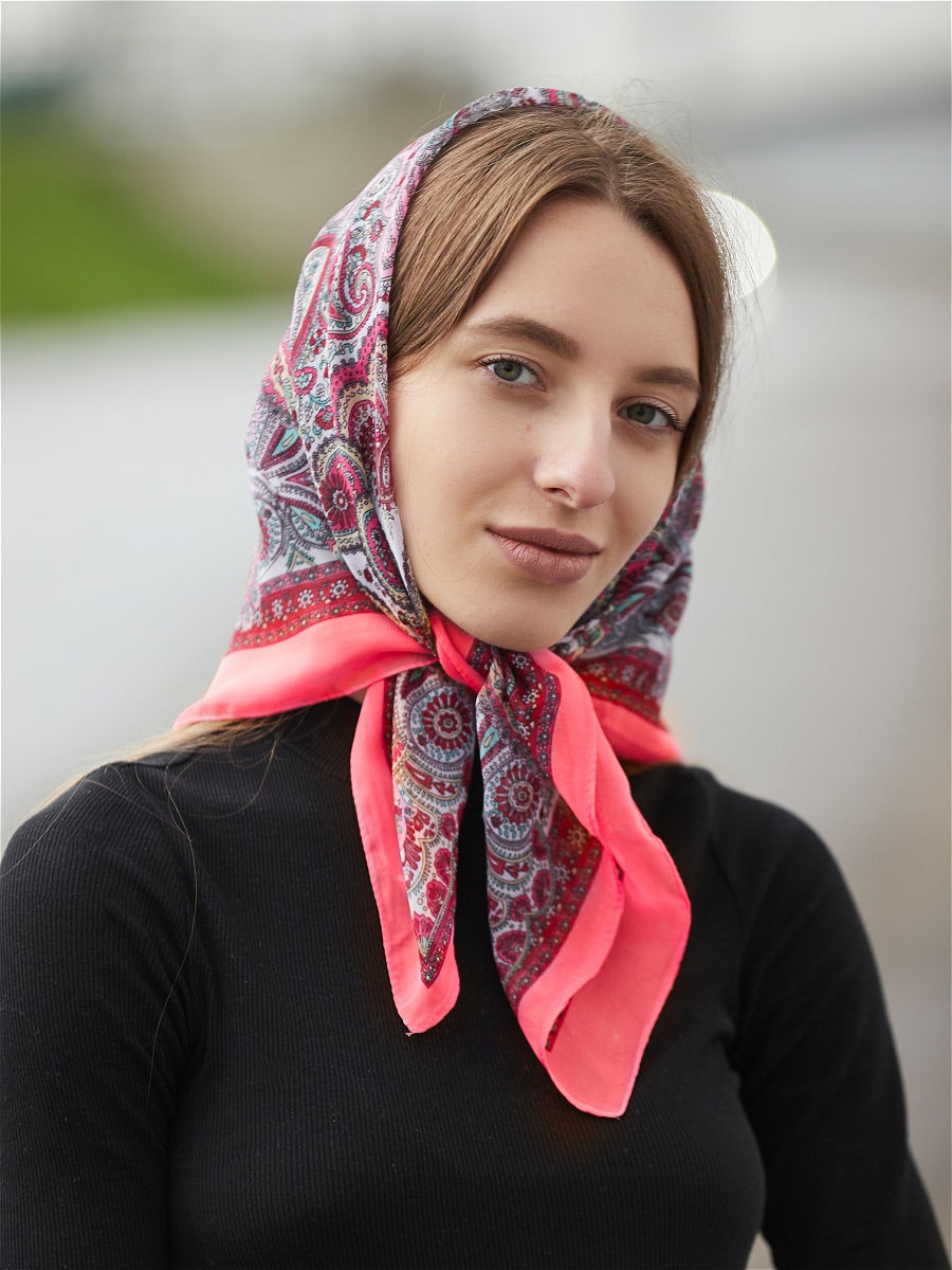 Как завязать русский платок. Платок на голову. Розовый платок. Женщина в платке. Шарф на голову.