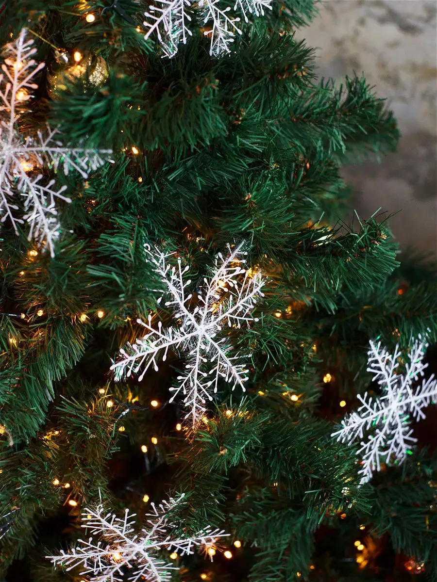 Новогодний декор: снежинки, елки, шишки